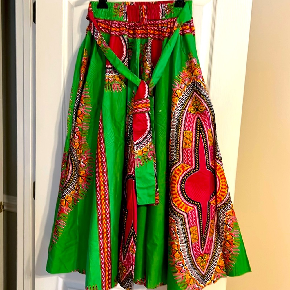 Multi color skirt NWOT, has attached belt.